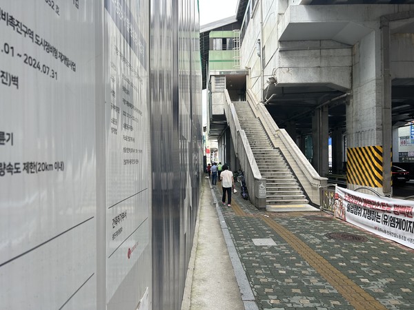 ▲ 단지에서 바라본 구의역 3번출구. 롯데건설은 단지와 3번출구를 한 번에 연결할 수 있는 단지 내 통로를 계획 중이다.