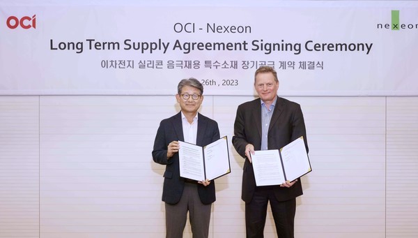 ▲(왼쪽부터) OCI 김유신 사장과 넥세온 스콧 브라운(Scott Brown) CEO