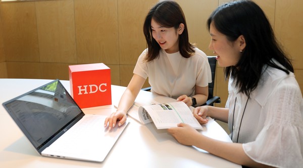 ▲ HDC현대산업개발은 임직원이 참여하는 릴레이 ESG 캠페인을 진행 중인 가운데 직원들이 이번 달 캠페인 하루 1kWh 전기 사용량 줄이기 ‘가치해요 ESG’에 참여하고 있다.