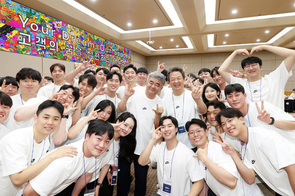 ▲ 정원주 대우건설 회장과 백정완 대표가 하반기 신입사원들과 함께 사진을 찍고 있다.