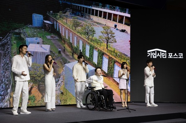 ▲지난 7월 24일 서울 포스코센터 아트홀에서 열린 '2023 포스코 기업시민 DAY' 행사에서 포스코1%나눔재단의 '만남이 예술이 되다 시즌 3'에 참가한 장애 예술인 이남현 성악가와 아카펠라그룹 메이트리가 함께 공연을 펼쳤다.
