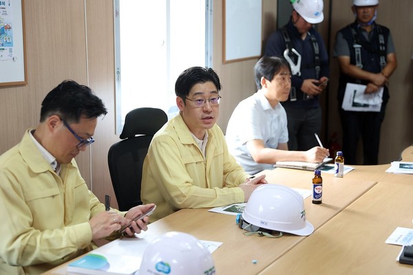 오병권 경기도 행정1부지사(왼쪽 두 번째)