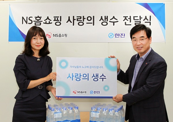 ▲ NS홈쇼핑 고객지원본부장 김갑종 전무(오른쪽), 한진택배 전략영업담당 이혜준 상무(왼쪽)
