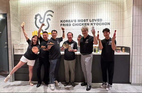 ▲교촌치킨 대만 1호점(kyochon Banqiao Global Store)에서 권원강 교촌에프앤비㈜ 회장(왼쪽에서 네번째), 헨리왕(Henry Wang) 라카파 그룹 회장(왼쪽에서 세번째) 및 관계자들이 교촌치킨, 볶음면, 수제맥주와 함께 기념 촬영을 하고 있다.