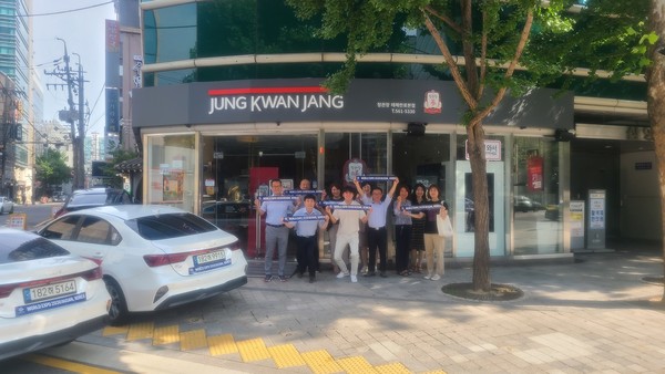 ▲KGC인삼공사가 '2030 부산 엑스포' 유치 응원을 위해 전국 정관장 영업차량에 스티커를 부착하고 운행한다.