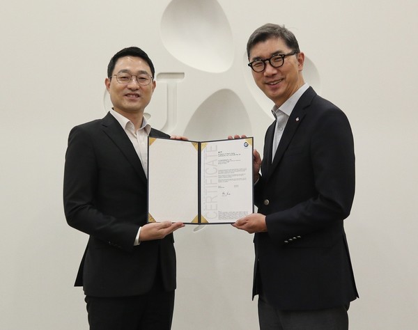 ▲이승진 CJ제일제당 경영리더(오른쪽)와 서정욱 티브이 슈드 코리아 대표가 인증서 수여식에서 기념촬영을 하고 있다.
