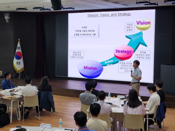 ▲ 호반그룹과 협력사 임직원들이 ‘2023 호반리더스아카데미(HLA)’에서 교육을 듣고 있다.