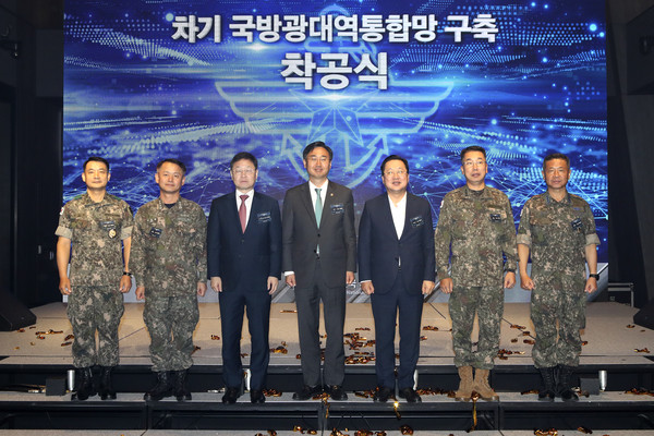 ▲왼쪽부터 국군지휘통신사령관 임강규 준장, 해군참모차장 강동훈 중장, KT Enterprise부문장 신수정 부사장, 국방부 신범철 차관, 이장우 대전광역시장, 육군참모차장 고현석 중장, 공군참모차장 이상학 중장