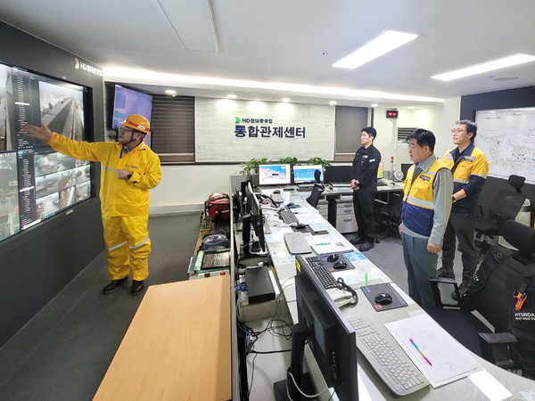 ▲권오갑 HD현대 회장이 10일 오전 울산 HD현대중공업 통합관제센터를 찾아 태풍 상황을 점검하고 있다.