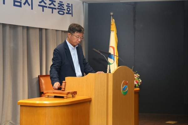 ▲ 임병용 GS건설 부회장이 11일 열린 임시 주주총회에서 의사봉을 두드리고 있다.