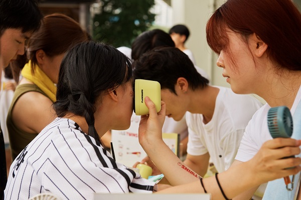 ▲(사진설명) 잠실 야구장에서 임프린투로 일일 타투를 즐기고 있는 관중들