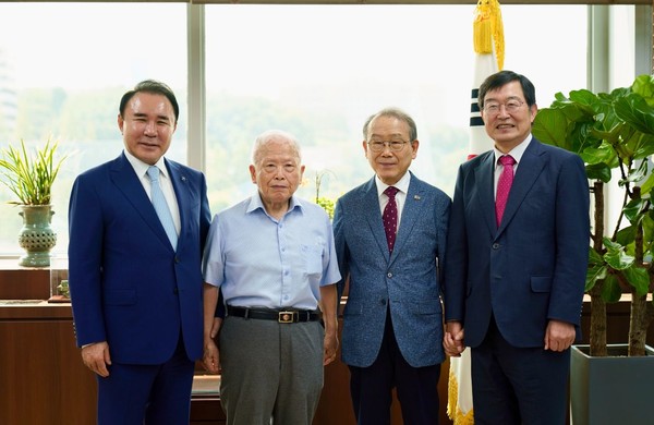 ▲김상옥의사기념사업회와 전쟁기념사업회가 '독립운동가 김상옥' 특별전시회를 위한 업무협약을 체결했다. 윤홍근 김상옥의사기념사업회 회장(왼쪽에서 첫번째)과 백승주전쟁기념사업회 회장(오른쪽에서 첫번째)이 윤우 김상옥의사기념사업회 고문(왼쪽에서 두번째)과 김세원 김상옥의사기념사업회 이사(유족, 오른쪽에서 두번째)가 사진촬영을 하고 있다.
