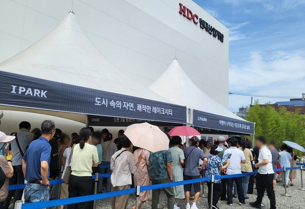 ▲ 지난 7월 오픈한 '춘천 레이크시티 아이파크' 모델하우스가 방문객들로 인산인해를 이루고 있다.