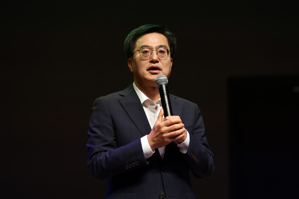 23일 오전 경기도청 대강당에서 열린 중대재해 예방을 위한 책임자 법정의무교육에서 김동연 경기도지사가 인사말을 하고 있다.
