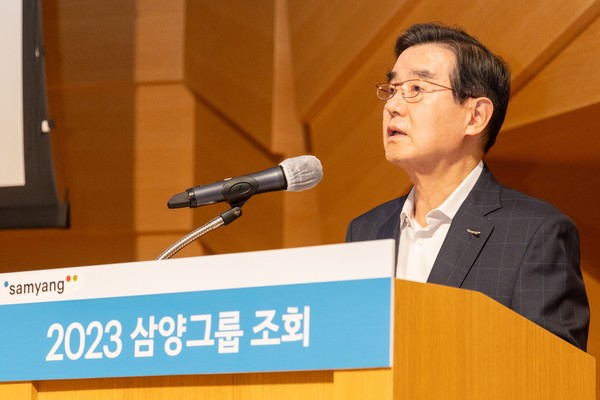 ▲김윤 삼양그룹 회장이 지난 23일 경기도 성남시 삼양디스커버리센터에서 열린 삼양그룹 조회에서 상반기 경영 성과와 하반기 방향에 대해 직원들에게 설명하고 있다.