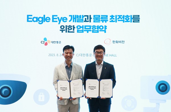 ▲김경훈 CJ대한통운 TES물류기술연구소장(왼쪽)과 김기철 한화비전 영업마케팅실장
