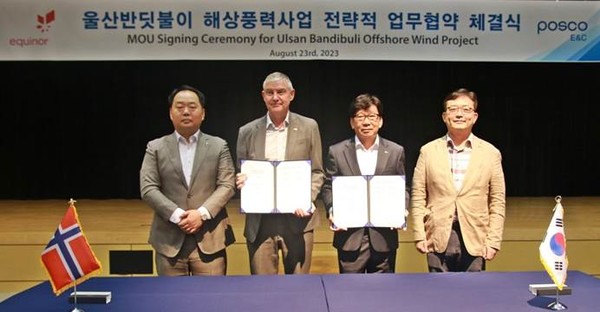▲ (사진 왼쪽부터) 박도현 에퀴노르 전무, 톨게 나켄 에퀴노르 총괄 디렉터, 온상웅 포스코이앤씨 인프라사업본부장, 김동현 포스코이앤씨 그린해양사업추진반장이 울산 반딧불이’ 프로젝트 추진을 위한 협약 체결 후 기념 촬영을 하고 있다.