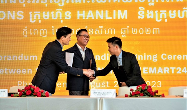 ▲ (왼쪽부터) 박진순 한림건축그룹 회장, 최은용 이마트24 상무, 데이비드 샘보 사이손 브라더 홀딩스 대표