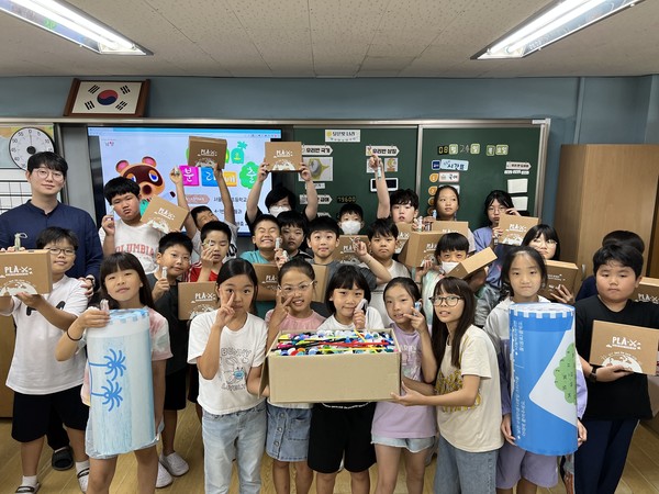 ▲서울종암초등학교 학생들이 친환경 교육을 받은 뒤 기념사진을 찍고 있다.