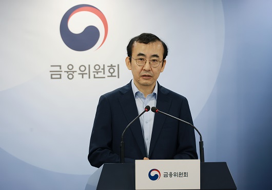 ▲ 이세훈 금융위원회 사무처장이 29일 오전 만기연장 상환유예 조치 연착륙 현황에 대해 브리핑하고 있다.
