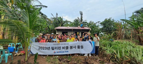 ▲대한항공 사내 봉사단체 '연합신우회'가 지난 8월 21~26일 필리핀 비콜 현지 주민을 위해 집짓기 봉사활동을 진행했다.