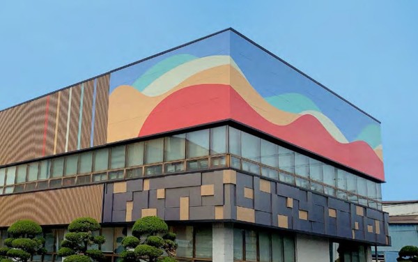 ▲포스코는 궁·능 수리현장에 부식에 강한 특수 철강재인 포스맥 위에 포스코스틸리온에서 개발한 포스아트 기술을 적용한 아트펜스를 최초로 지원할 예정이다. 사진은 포스코스틸리온 포항 컬러공장 사무동에 적용된 포스아트 강판 시공 사례.