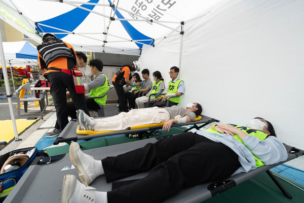 ▲ 세종특별자치시 집현동 새나루마을 12단지 공동주택에서 지진 발생을 가정한 안전한국훈련을 유관기관과 합동으로 실시했다.