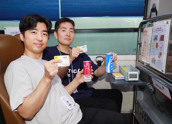 ▲지난 29일 동아오츠카 서울사무소 임직원들이 헌혈 봉사 활동을 진행했다.