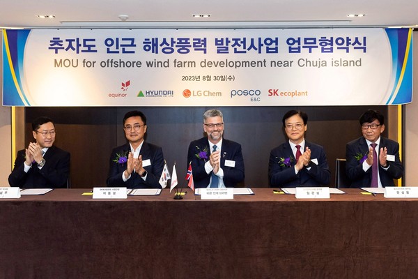 ▲ (사진 왼쪽부터) 허성우 LG화학 부사장, 이동걸 SK에코플랜트 사업단장, 비욘 인게 브라텐 에퀴노르코리아 대표, 임관섭 현대엔지니어링 플랜트사업본부장, 온상웅 포스코이앤씨 인프라사업본부장이 '추자도 인근 해상풍력 발전사업' 협약서에 서명하고 기념 촬영을 하고 있다.