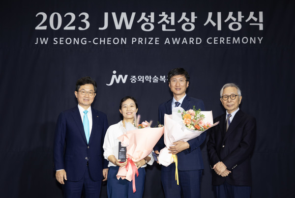 왼쪽부터 이경하 중외학술복지재단 이사장(JW그룹 회장), 김동연 씨, 안미홍 씨, 이성낙 JW성천상위원회 위원장