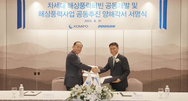 ▲31일 앰배서더 서울 풀만 호텔에서 진행된 업무협약 서명식에서 한국중부발전 김호빈 사장(왼쪽), 두산에너빌리티 정연인 사장(오른쪽)이 기념촬영을 하고 있다.