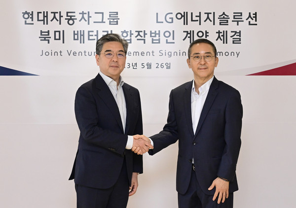 ▲지난 5월 26일 현대차그룹과 LG에너지솔루션은 북미 배터리 합작법인 계약 체결식을 가졌다. (왼쪽부터) 현대차 대표이사 장재훈 사장, LG에너지솔루션 대표이사 권영수 부회장.