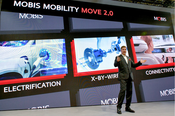 ▲현대모비스 글로벌 영업 담당인 악셀 마슈캬 부사장이 4일(현지시각) 열린 독일 'IAA MOBILITY 2023' 미디어 발표회에서 전동화, 커넥티비티 등 기술을 중심으로 한 유럽 모빌리티 시장 공략 전략을 발표하고 있다.