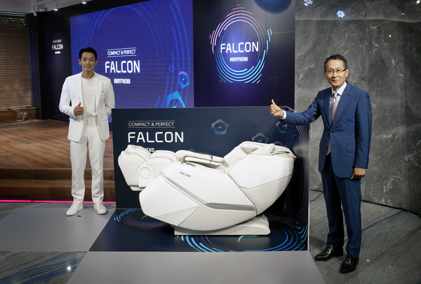 ▲가수 비(왼쪽)와 지성규 바디프랜드 대표이사
