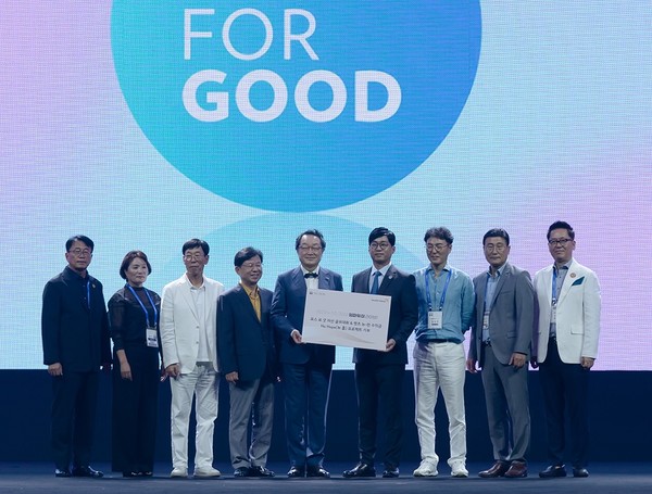 ▲‘2023 뉴스킨 코리아 임파워 미 라이브’ 중 뉴 홉 프로젝트 기금 전달식