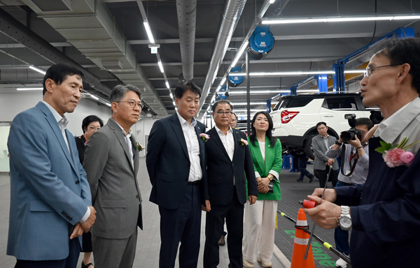 ▲KG모빌리티 곽재선 회장(왼쪽 두번째), 이학영 국회의원(왼쪽 첫번째), 하은호 군포시장(왼쪽 세번째), 김용일 군포상공회의소 회장(사진 오른쪽 두번째)이 군포 광역서비스센터 정비작업장을 둘러보며 견학하고 있다.