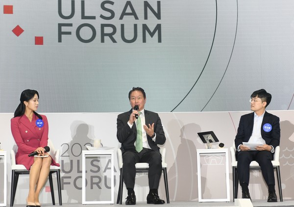 ▲최태원 SK그룹 회장(가운데)이 2022년 울산전시컨벤션센처(UECO)에서 열린 ‘2022 울산포럼’ 폐회식에 참석해 질문에 답하고 있다.