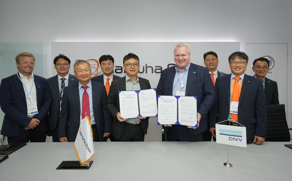▲싱가포르에서 열리고 있는 가스텍 2023에서 한화오션 상선사업부장 김종서 사장(앞줄 왼쪽에서 세번째)과 DNV 비달 돌로넨 한국일본 대표(앞줄 왼쪽에서 네번째) 등 양사 관계자들이 참석한 가운데 초대형액화이산화탄소운반선에 적용되는 화물창에 대한 기본승인과 국내 조선소 최초로 선박수중방사소음 측정기관 선정에 대한 인증식을 가졌다.