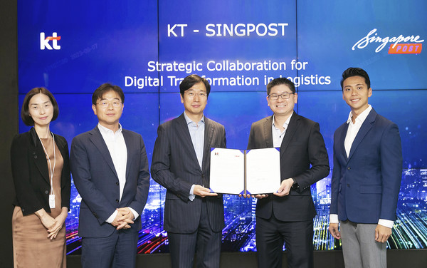 ▲KT AI모빌리티사업단장 최강림 상무(왼쪽에서 세 번째)와 싱포스트 에릭 여 부사장(오른쪽에서 두 번째)