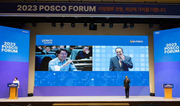 ▲12일 송도 포스코 글로벌R&D센터에서 열린 2023 포스코포럼에서 최정우 포스코그룹 회장이 라즈 라트나카 듀퐁 전략 담당 부사장과 대담하고 있다.