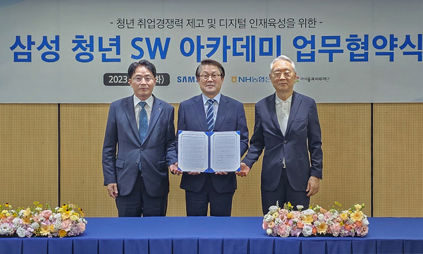 ▲ (왼쪽부터) NH농협은행 이석용 은행장, 삼성전자 CR담당 박승희 사장, 아이들과미래재단 이훈규 이사장