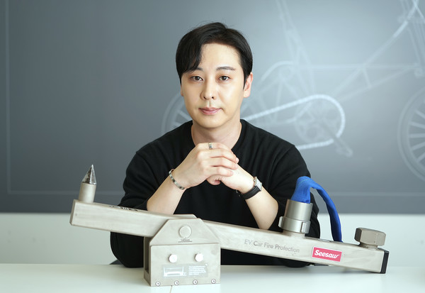 ▲제임스 다이슨 어워드 2023 국내전 우승자 신용환 학생과 우승작 '시소'