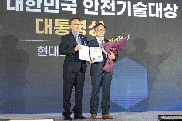 ▲현대모비스 이승환 선행연구섹터장이 13일 경기도 고양시 킨텍스에서 열린 '2023 안전산업박람회'에서 대통령상을 수상하고 있다.