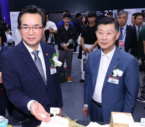 ▲ (왼쪽부터) 정황근 농림축산식품부 장관, 김홍국 하림그룹 회장