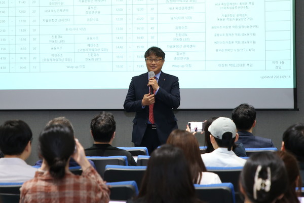 ▲한화오션 중앙연구원 강중규 원장이 향후 한화오션의 연구개발 계획을 소개했다.