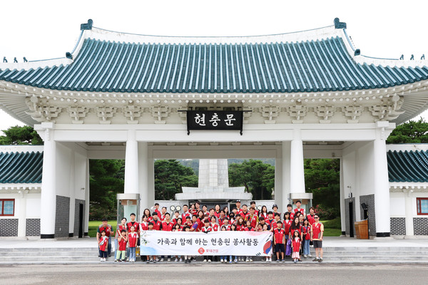 ▲ 롯데건설 임직원과 가족들이 현충문 앞에서 봉사활동 후 기념 촬영을 하고 있다.