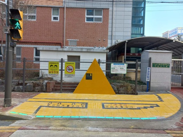 ▲서울시 영등포구 영림초등학교에 설치되어있는 DB손보 옐로카펫 사인블럭