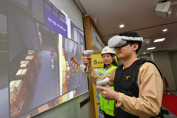 ▲현대모비스 임직원들이 가상현실(VR) 장비를 착용해 사고 상황을 체험하고 안전 교육을 받고 있다.