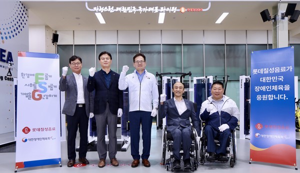 ▲롯데칠성음료와 대한장애인체육회 관계자들이 기념사진을 찍고 있다. 왼쪽부터 롯데칠성음료 류영석 ESG부문장, 롯데칠성음료 나한채 음료영업본부장, 롯데칠성음료 박윤기 대표이사, 대한장애인체육회 정진완 회장, 대한장애인체육회 박종철 이천선수촌장