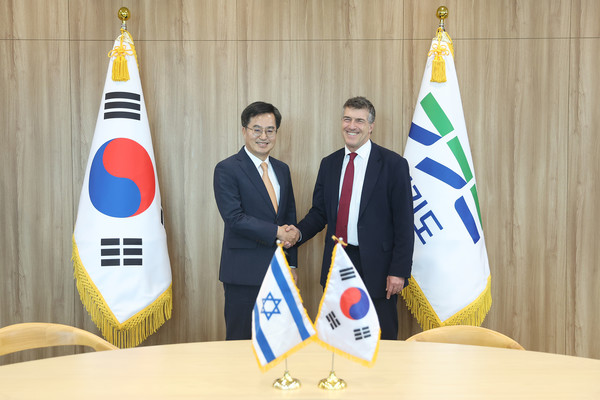 김동연 경기도지사(왼쪽), 아키바 토르 주한 이스라엘 대사